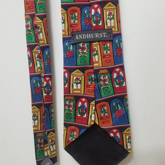 great gift: NWOT Andhurst wreathed doors silk Christmas tie - Picture 4 of 6